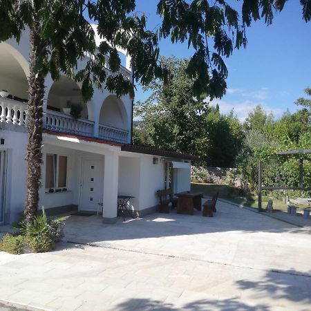 Apartman Nevia Lka Opric Exterior foto