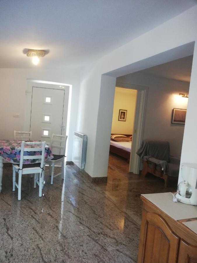 Apartman Nevia Lka Opric Exterior foto