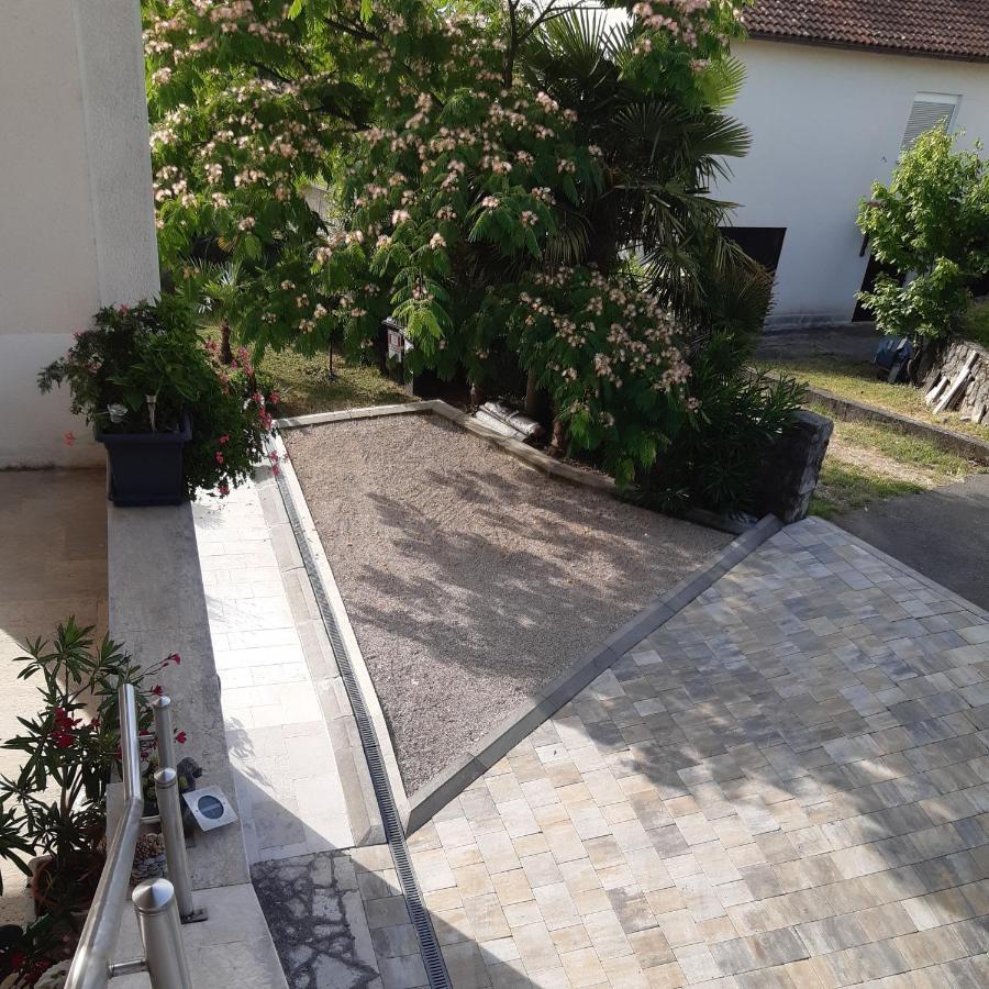 Apartman Nevia Lka Opric Exterior foto