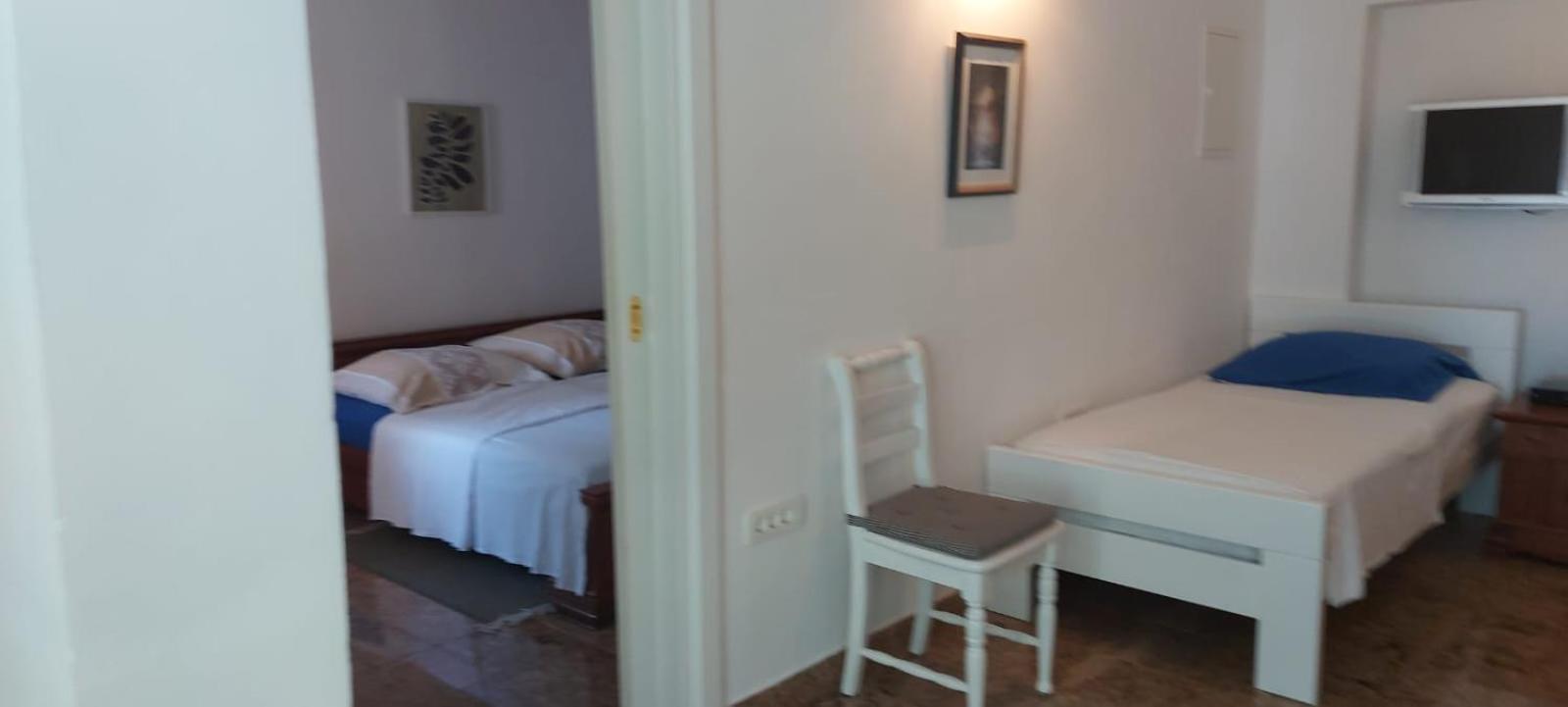 Apartman Nevia Lka Opric Exterior foto